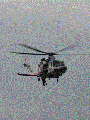 ヘリコプターから隊員が降りようとしている