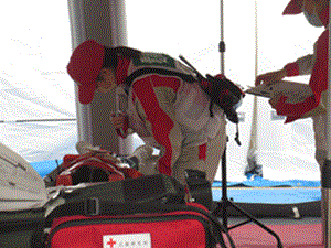 DMAT隊員から患者役の学生が説明を受けている