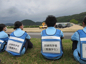 学生が自分たちの出番を待っている