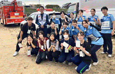 DMAT隊員と学生が集合している