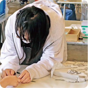 消しゴムはんこづくりの様子２