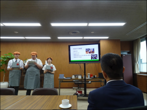 教育長への報告の様子