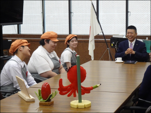 教育長に笑顔で報告する生徒