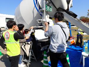 ミキサー車で放水体験