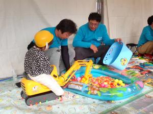 おもちゃショベルでボールすくい