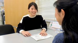 笑顔で説明する姿