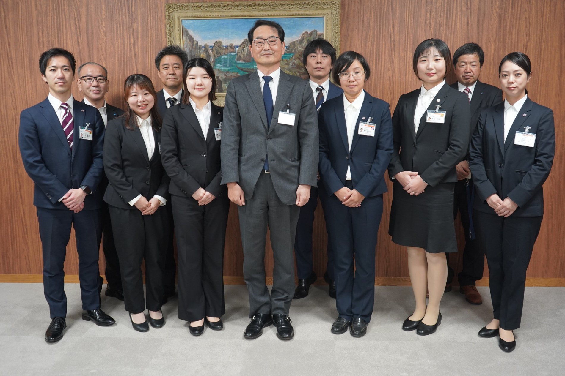 局長を囲んで全員での写真