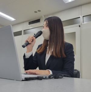 マイクを持って話す写真