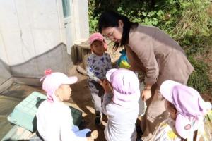 子供たちから遊びのレクチャーを受ける小田原委員