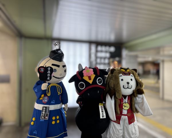 グリーティングの様子①（決めてくん、舞太郎、ひぃくん）