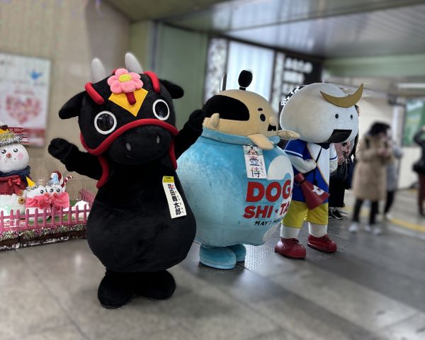 グリーティングの様子①（むすび丸、舞太郎、壺侍）