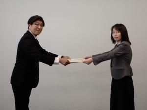 樹木医認定証を授与する様子