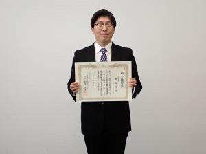 合格者が認定証を持った記念写真