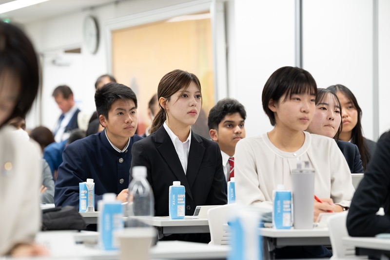 発表会に出席している若者達