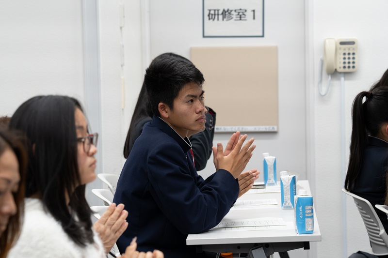 生徒が発表に拍手している様子