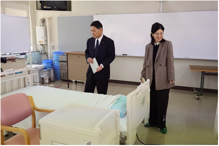 福祉棟の施設を見学する細川委員と小田原委員１