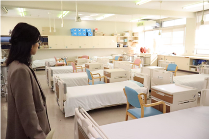 福祉棟の施設を見学する小田原委員