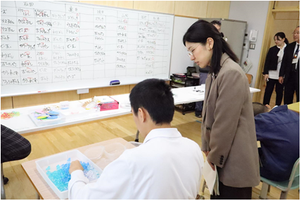 作業学習の様子を見学する小田原委員