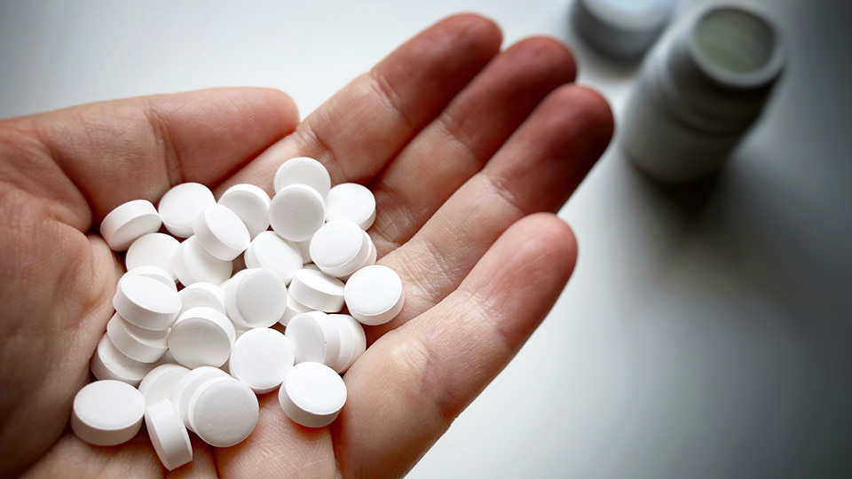 大量の薬を服用するイメージ
