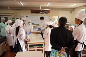 お菓子作りの講師と生徒