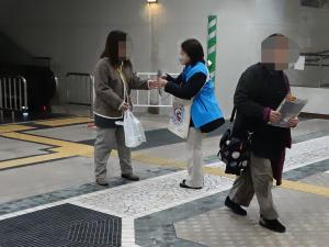 サイバー防犯ボランティアによる啓発グッズの配布