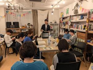 テーブルを囲んで話し合う人々