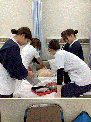 胸骨圧迫と人工呼吸、ＡＥＤを組み合わせて実施している