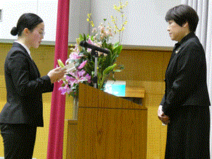 卒業生が答辞を述べている