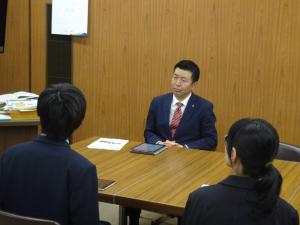 生徒からの発表を受ける教育長