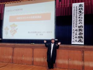 スクリーンの前に大窪シゲキさん