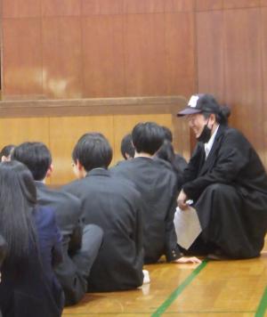 生徒に話しかける大窪シゲキさん