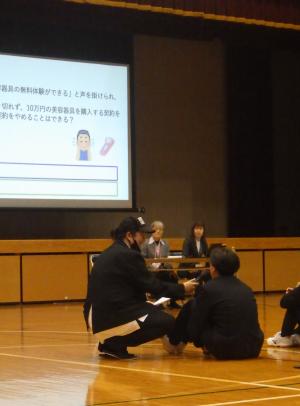 生徒に話しかける大窪シゲキさん（尾道商業高校）