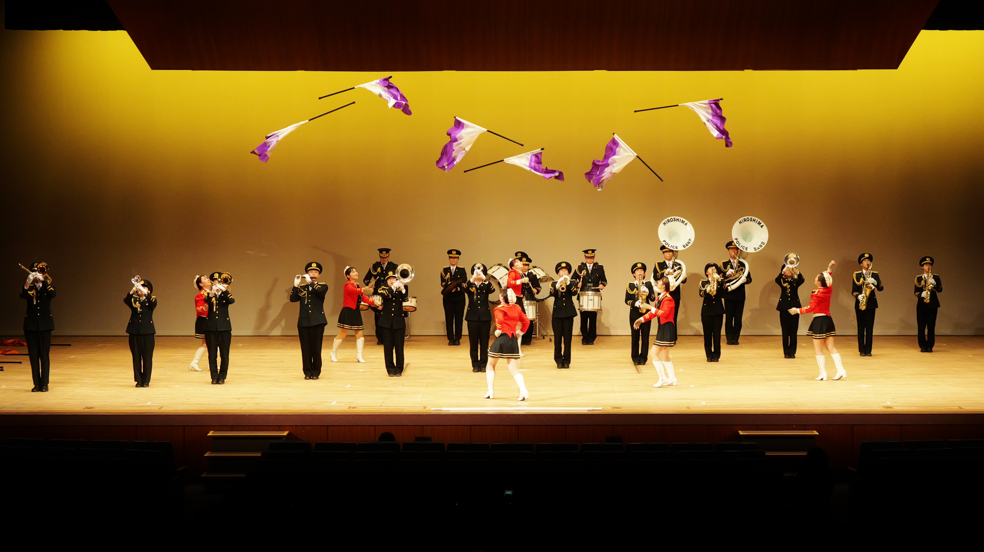 ドリル　旗投げてる