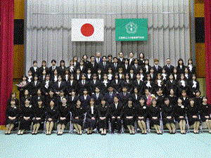 新入生と教員が集合写真をとっている