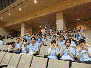 観覧席から下級生が上級生を応援している