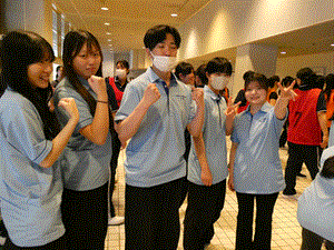 競技前の学生が闘志を燃やしている