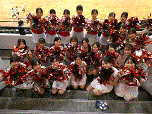チアが終わり安堵して集合写真をとっている
