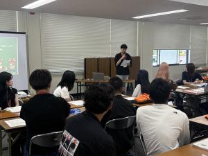 スリアローズの学生が取組を紹介している様子