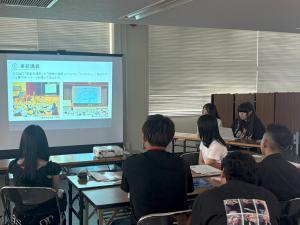 Paceの学生が事前学習について講義している様子