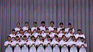 B組がろうそくをもって集合して撮影している