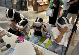 VRを体験している子供の様子
