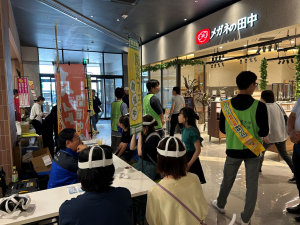 学生防災士会の皆様が、来店された方に積極的に声をかけている様子