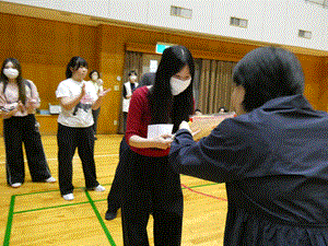 女子学生が贈呈されている