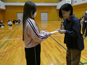 女子学生が贈呈されている