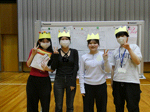 女子学生4人が王冠をしている