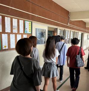 学校校舎3階へ避難している様子