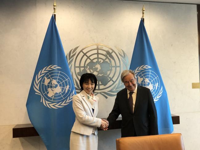 知事と事務総長の写真