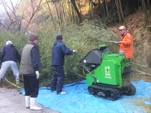 住民団体による竹の伐採とチップ化(福山市)