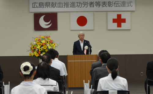 表彰伝達式の副知事開式あいさつの様子