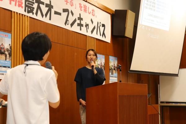 学生インタビューの様子